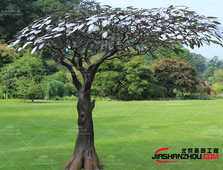仿真樹在公園園林中是很重要的裝飾它們可以增加公園的美觀度和自然感