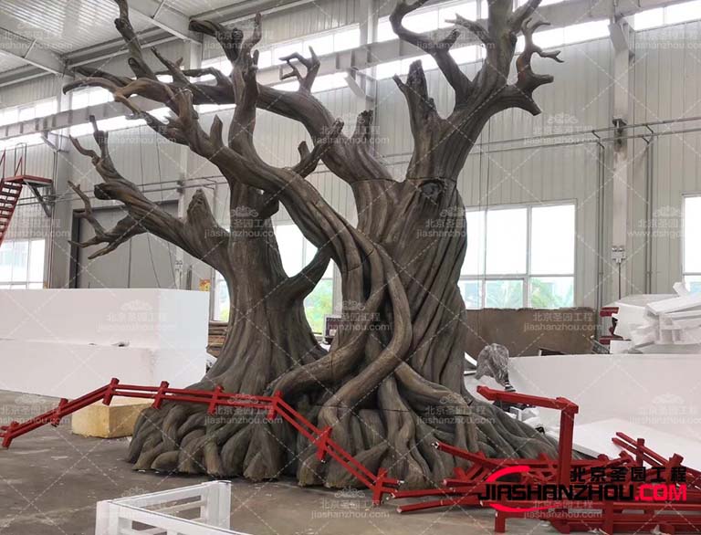 仿真樹的設(shè)計(jì)可以使用餐環(huán)境加溫馨和舒適讓人感覺置身于大自然中