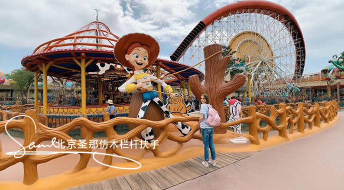 jimeng-2025-06-25-2592-正在施工制作的旅游區樓梯室外安全圍欄設計制作過程，美工正在施工制作，先用鋼筋焊接....jpeg